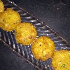 A picture of Alo ke kabab.