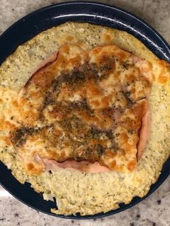 Una foto de Pizza con base de coliflor