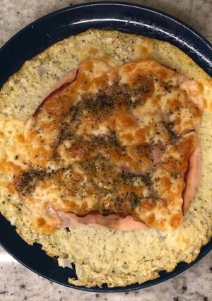 Una foto de Pizza con base de coliflor