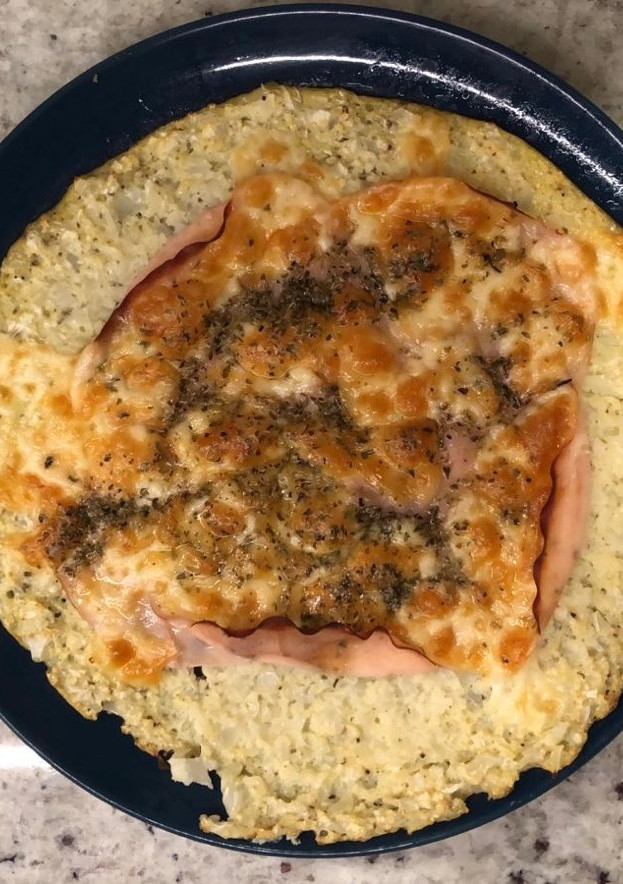 Una foto de Pizza con base de coliflor