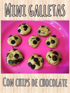 Una foto de Mini galletas con chispas de chocolate fáciles! 1 cookie gigante