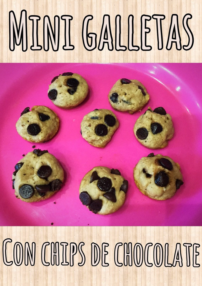 Una foto de Mini galletas con chispas de chocolate fáciles! 1 cookie gigante