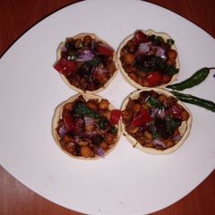 A picture of Mutton minced & chickpeas tart Chaat 🍅🧅🍂.