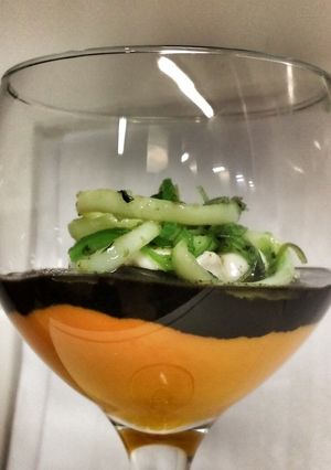 Una foto de Tallarines de calamar y wakame con huevo flor