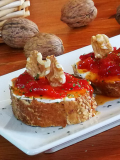 Una foto de Pan integral con semillas con queso y pimientos caramelizados