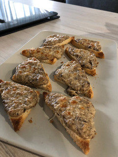 Una foto de Tostas de champiñones