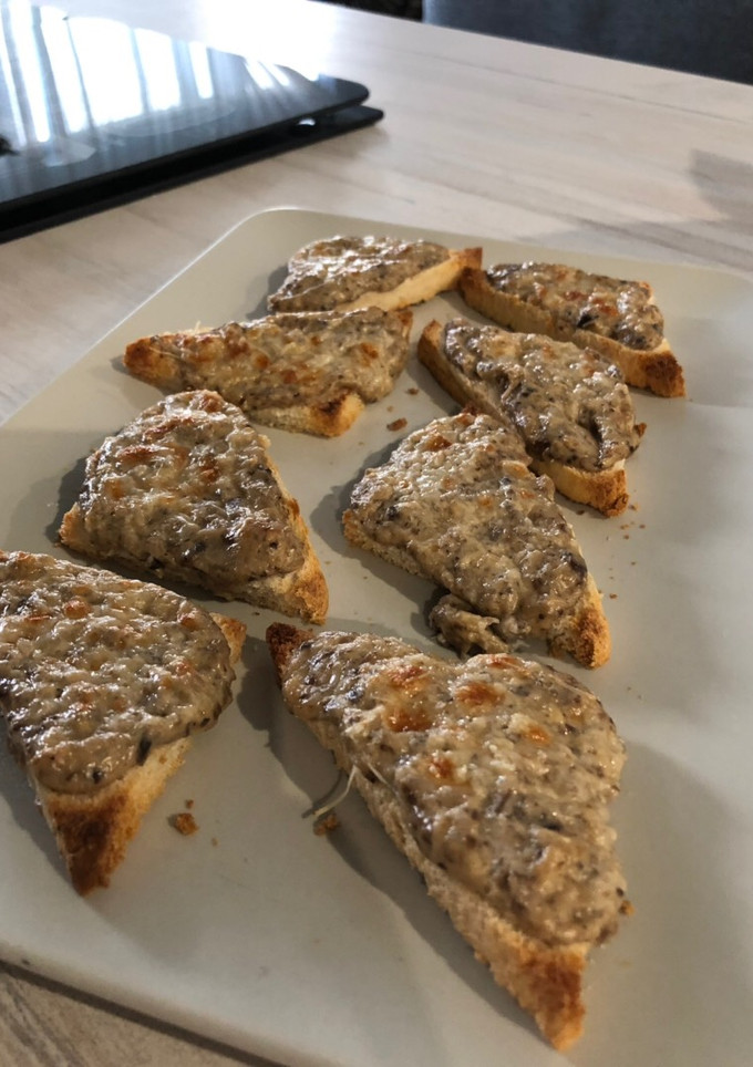 Una foto de Tostas de champiñones