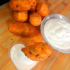 A picture of Cheesy Spaghetti Rolls with Tangy Garlicky Mayo.