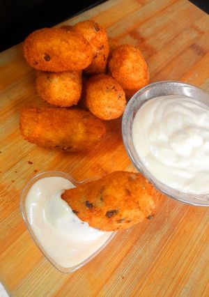 A picture of Cheesy Spaghetti Rolls with Tangy Garlicky Mayo.