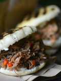 Arepas rellenas con carne mechada y con pollo