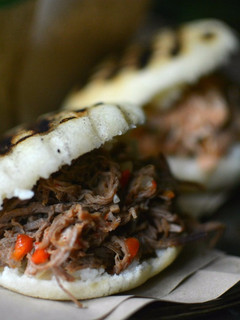 Una foto de Arepas rellenas con carne mechada y con pollo
