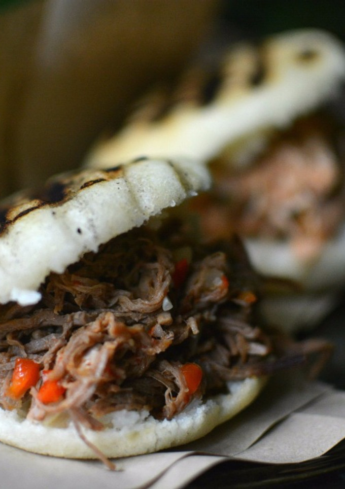 Una foto de Arepas rellenas con carne mechada y con pollo