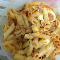 Una foto de Macarrones con tomate, atún, huevo