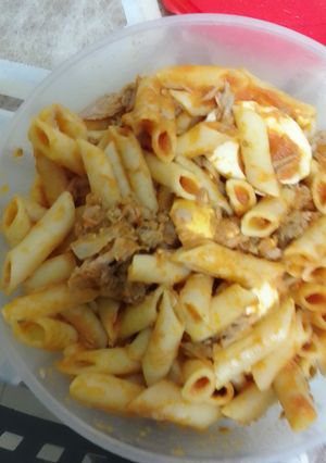 Una foto de Macarrones con tomate, atún, huevo