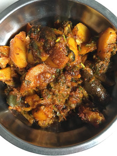 ભરેલા રીંગણ બટાકા નું શાક (Bharela Ringan Bataka Shak Recipe In Gujarati) રેસીપી મુખ્ય ફોટો