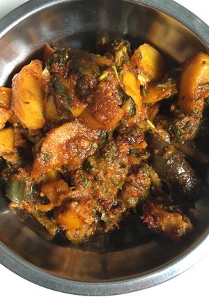 ભરેલા રીંગણ બટાકા નું શાક (Bharela Ringan Bataka Shak Recipe In Gujarati) રેસીપી મુખ્ય ફોટો