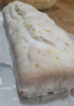 Una foto de Budín de vainilla bañado con glosé de limón