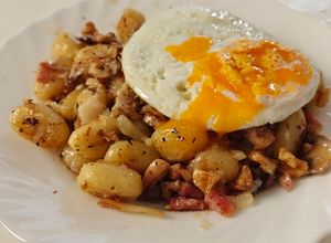 Foto principal de Ñoquis dorados con champiñones, bacon y huevo