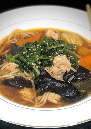 চিকেন স্যুপ উইথ নুডল্স এন্ড মিক্সড ভেজিস( chicken soup with noodles and mix veggies recipe in Bengal রেসিপির প্রধান ছবি