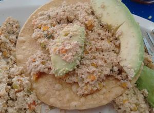 Una foto de Tostadas de hueva de Dorado. ॐ