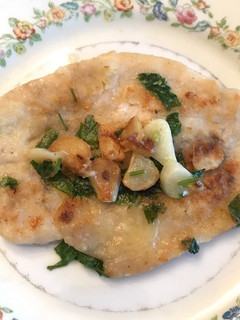 Una foto de Filetes de pescado al mojo de ajo con cilantro