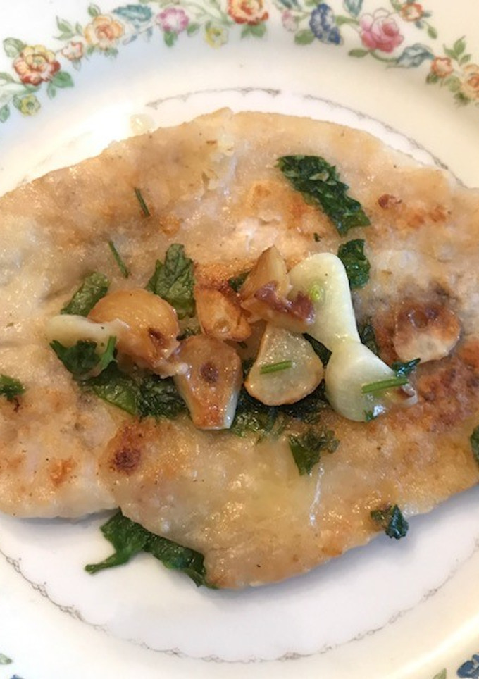 Una foto de Filetes de pescado al mojo de ajo con cilantro