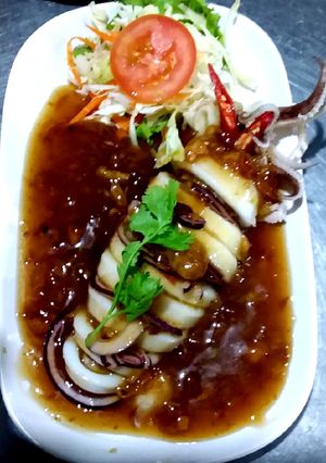 รูปของ ปลาหมึกยัดไส้ไก่สับราดซอสมะขาม