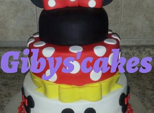 Una foto de Pastel en fondant minnie mouse