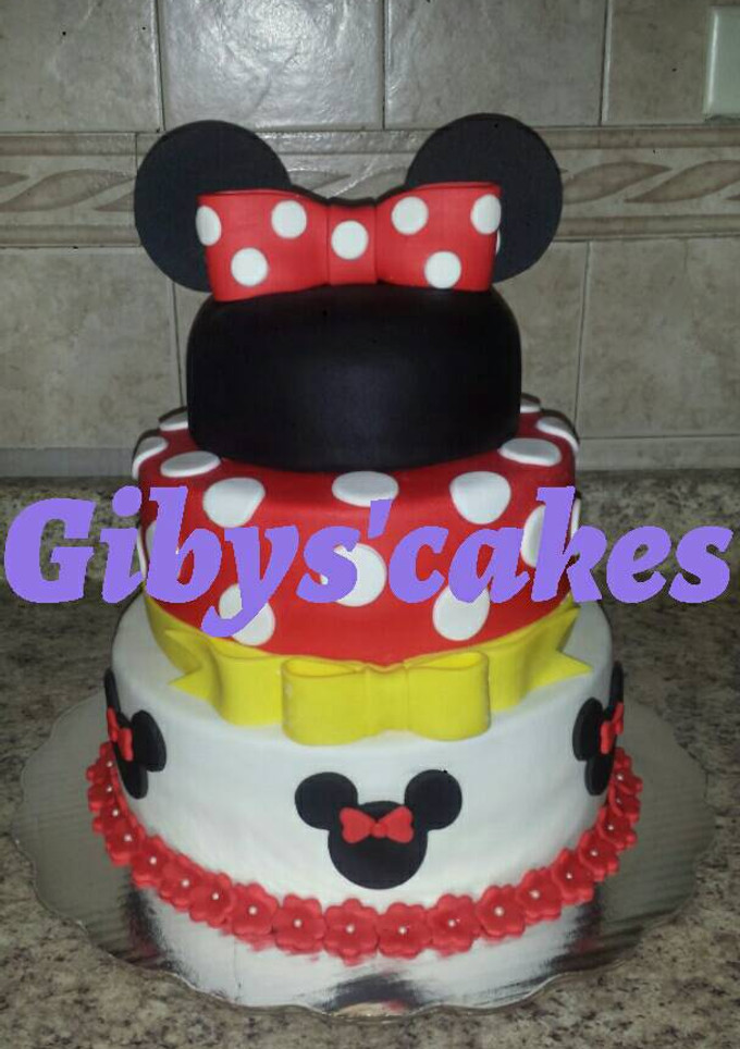 Una foto de Pastel en fondant minnie mouse