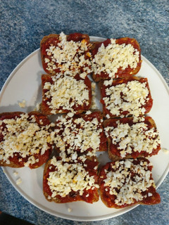 Una foto de Tostas de asadillo