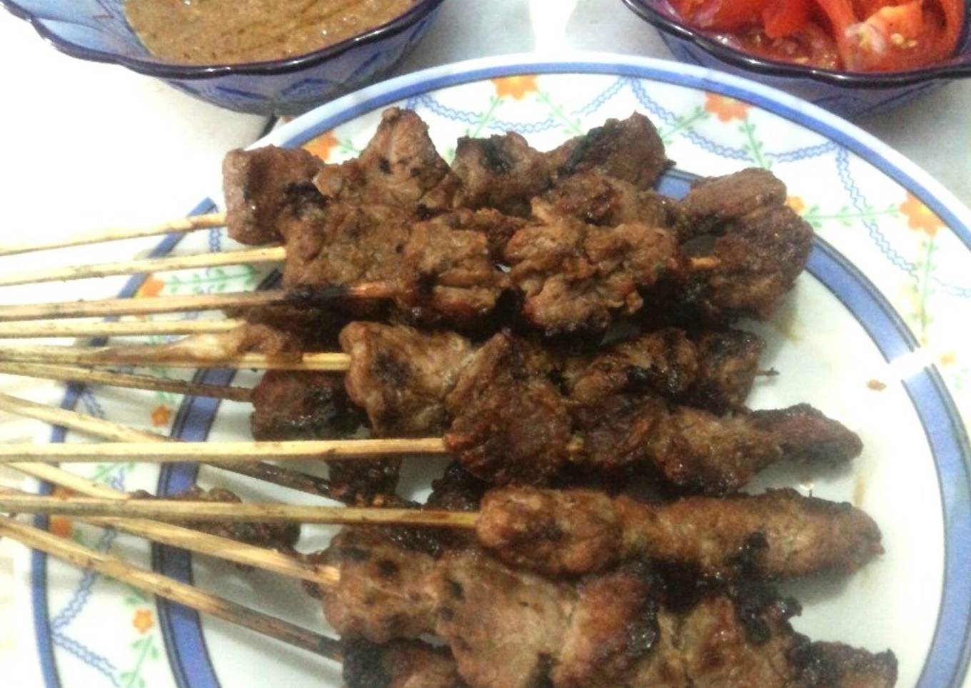 Sate Sapi Empuk plus Bumbu Kacang dan Maranggi