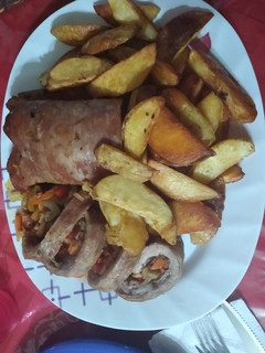Una foto de Matambre arrollado al horno con papas rústicas