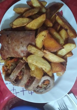 Una foto de Matambre arrollado al horno con papas rústicas