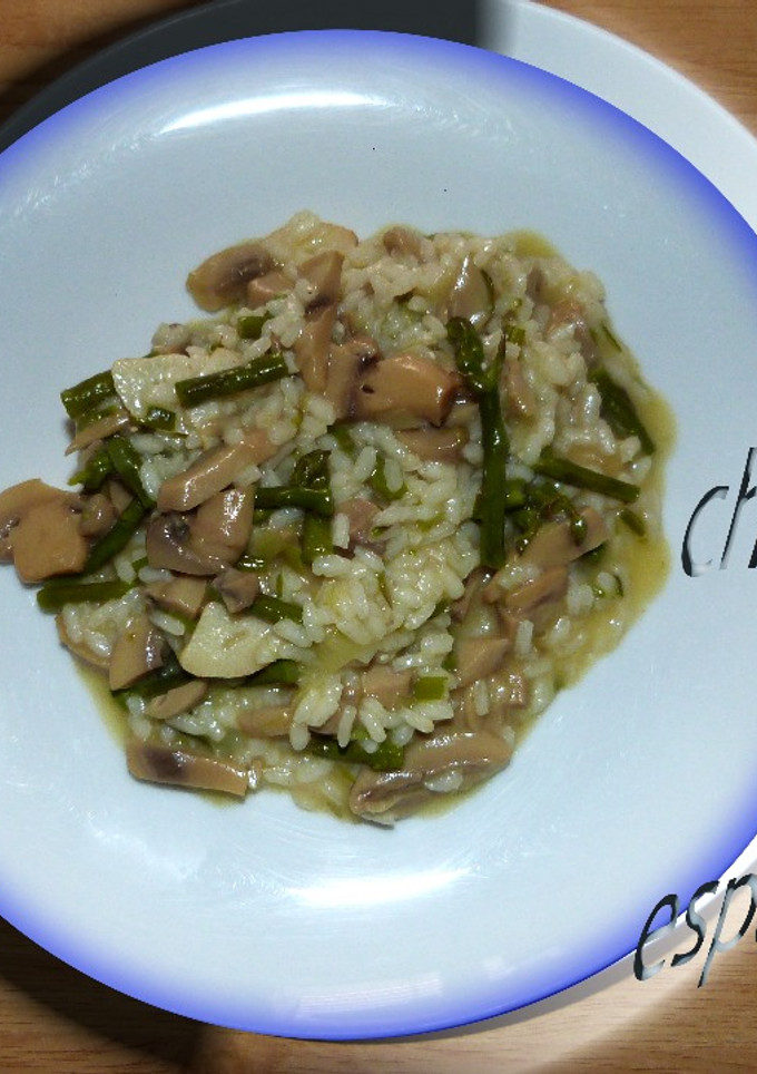 Una foto de Risotto con champiñones y espárragos