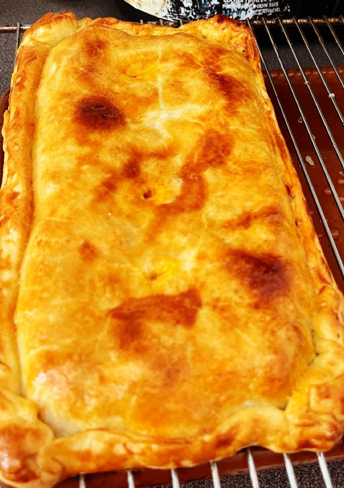 Una foto de Empanada rápida de atún y pisto