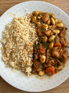 Una foto de Pollo con almendras con arroz 🍚