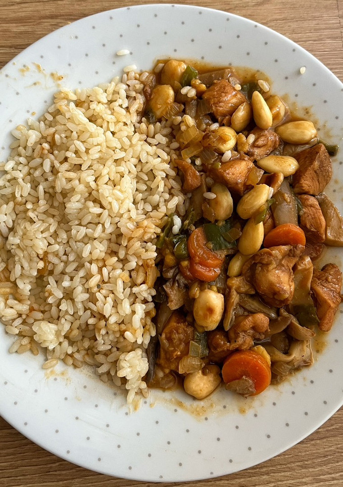 Una foto de Pollo con almendras con arroz 🍚