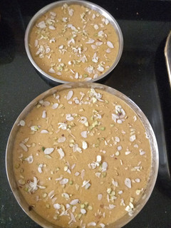 बेसन बर्फी (Besan Barfi Recipe in Hindi) रेसिपी मुख्य फोटो