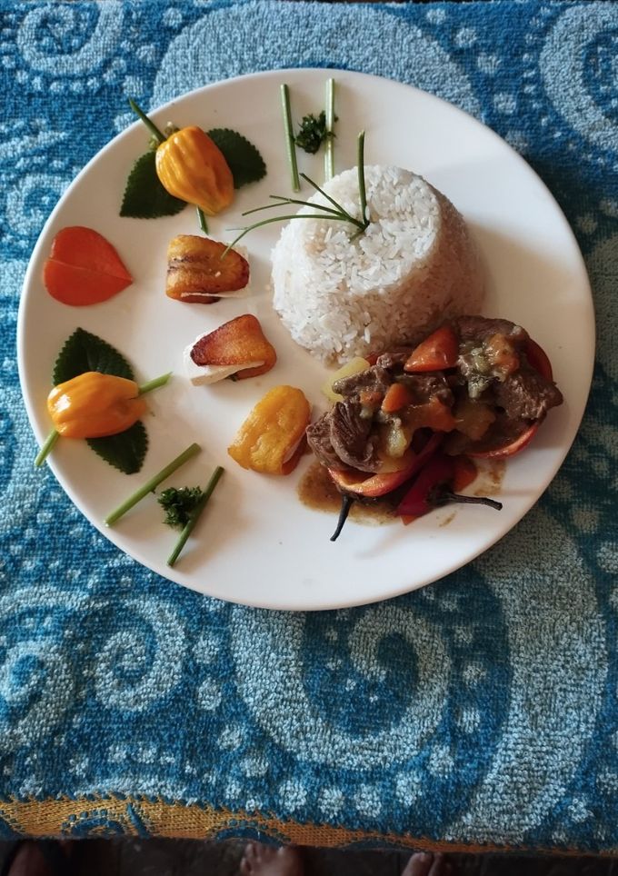 Una foto de Estofado de carne en salsa de tomate de árbol 🌳