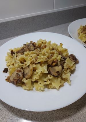 Una foto de Pasta con setas, trufa, chalota y vino