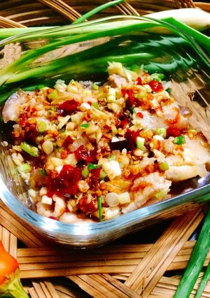 Hình của món Thịt ba rọi luộc sốt tỏi cay.