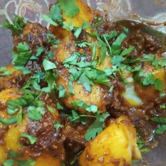 A picture of Khattay meethay Aalo ki chat.