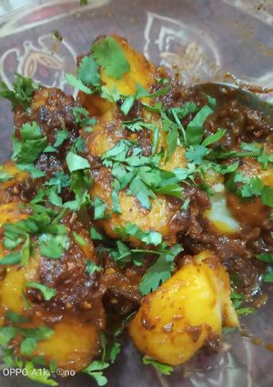 A picture of Khattay meethay Aalo ki chat.