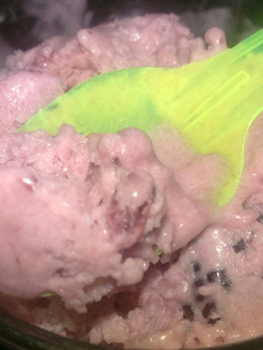 Una foto de Helado de frutilla y mora caserito sin máquina heladora. Fácil