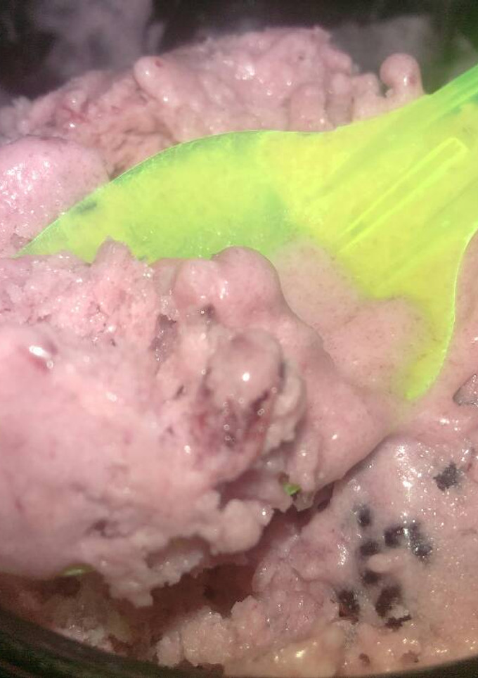 Una foto de Helado de frutilla y mora caserito sin máquina heladora. Fácil