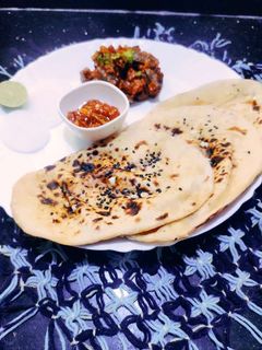 बटर गार्लिक तंदुरी रोटी (butter garlic tandoori roti recipe in marathi) रेसिपी चे मुख्य फोटो 