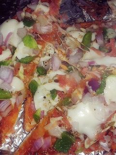 ब्रेड पिज़्ज़ा (Bread pizza recipe in hindi) रेसिपी मुख्य फोटो