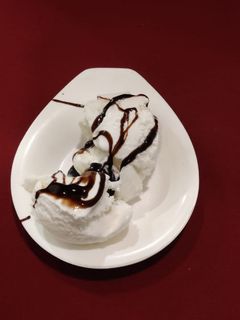 વેનીલા આઈસ્ક્રીમ વિથ ચોકલેટ સીરપ (Vanilla Icecream Chocolate Syrup Recipe In Gujarati) રેસીપી મુખ્ય ફોટો