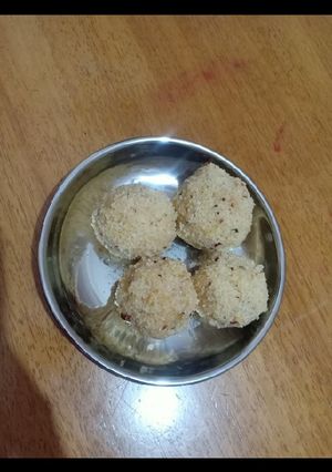 A picture of Rava (sooji) ladoo.