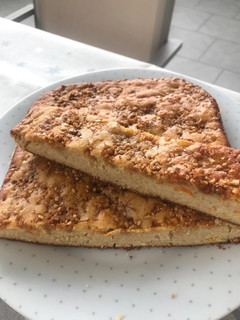 Una foto de Bizcocho de queso batido y almendras
